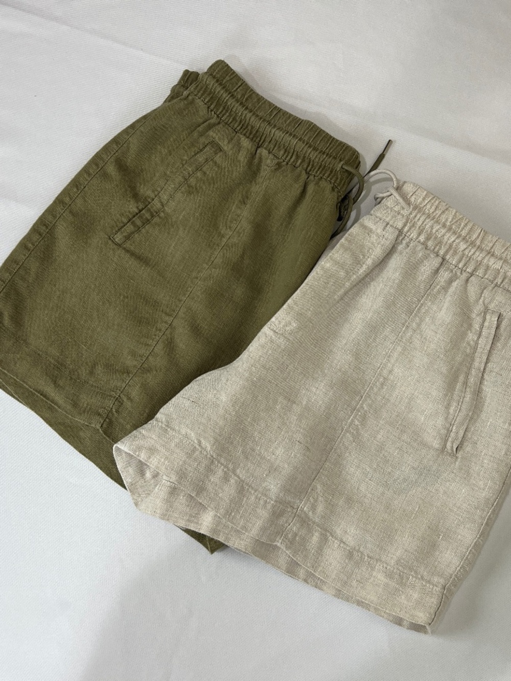 ATHLETA RETREAT LINEN MID RISE 4" SHORTS Olive & Beige Size L